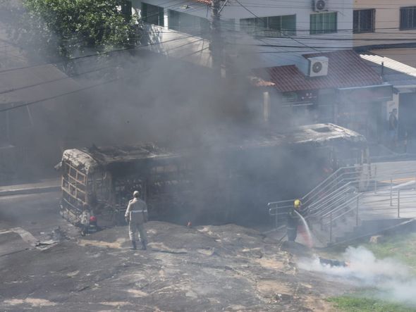 Trabalho do Corpo de Bombeiros para conter incêndio em ônibus no bairro Santo Antônio, em Vitória. Foto: Carlos Alberto Silva por Carlos Alberto Silva