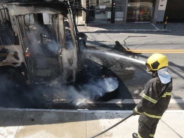 Trabalho do Corpo de Bombeiros para conter incêndio em ônibus no bairro Santo Antônio, em Vitória. Foto: Carlos Alberto Silva por Carlos Alberto Silva