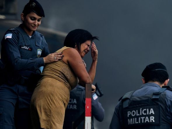 Policial consola moradora . Foto: Fernando Madeira por Fernando Madeira