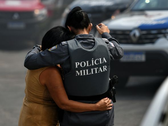 Policial consola moradora . Foto: Fernando Madeira por Fernando Madeira