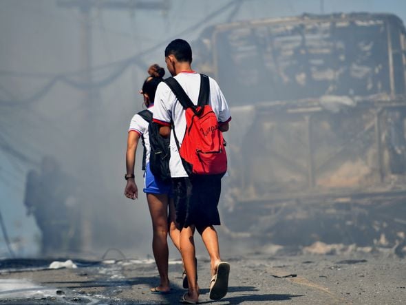 Moradores deixam o local onde ônibus foi incendiado. Foto: Fernando Madeira  por Fernando Madeira
