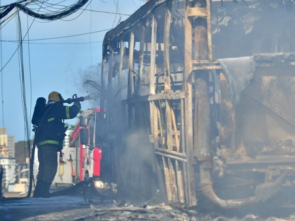 Ônibus incendiado no bairro Consolação. Foto: Fernando Madeira por Fernando Madeira