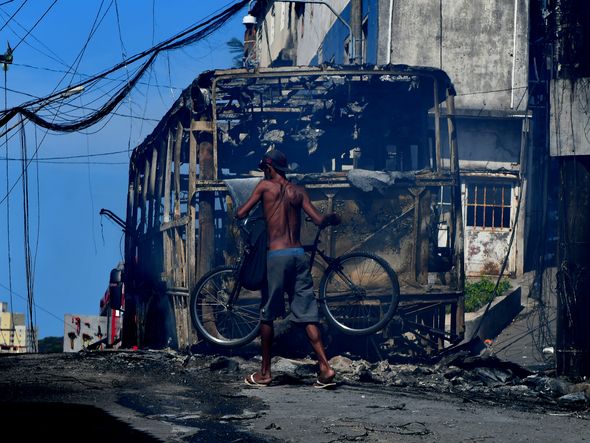 Ônibus incendiado no bairro Consolação. Foto: Fernando Madeira por Fernando Madeira