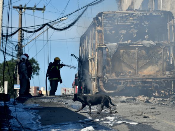 Trabalho do Corpo de Bombeiros para conter incêndio em Consolação. Foto: Fernando Madeira por Fernando Madeira
