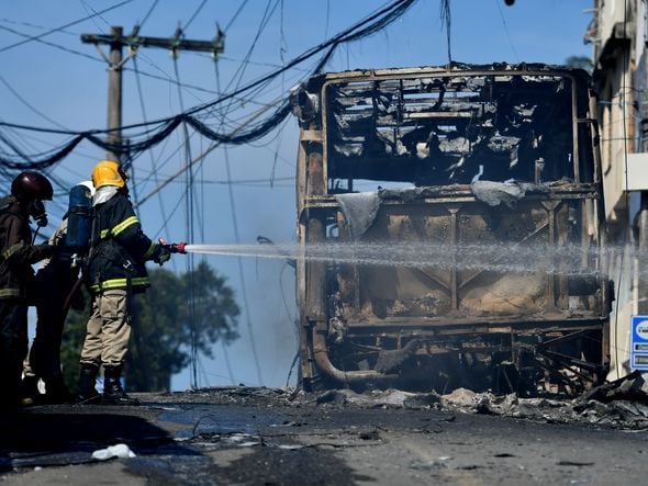 Trabalho do Corpo de Bombeiros para conter incêndio em ônibus no bairro Santo Antônio, em Vitória. Foto: Carlos Alberto Silva por Fernando Madeira