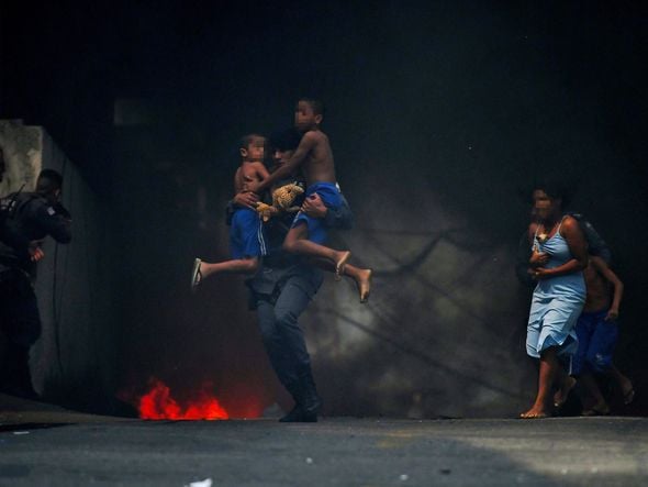 Policial resgata duas criancas de dentro de uma casa. Foto: Fernando Madeira por Fernando Madeira