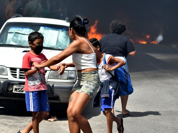 Moradores se afastam do local das chamas. Foto: Fernando Madeira por Fernando Madeira