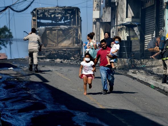 Moradores se afastam do local das chamas. Foto: Fernando Madeira por Fernando Madeira
