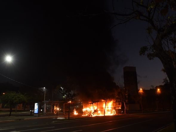 Bandidos colocam fogo em ônibus na Praia do Suá, Vitória. Foto: Carlos Alberto Silva por Carlos Alberto Silva