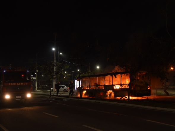 Bandidos colocam fogo em ônibus na Praia do Suá, Vitória. Foto: Carlos Alberto Silva por Carlos Alberto Silva