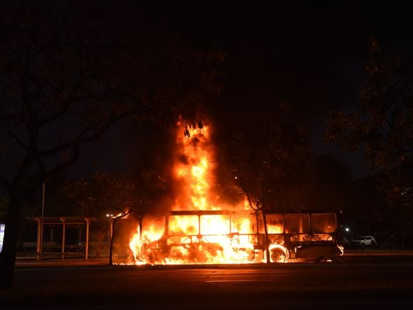 Bandidos colocam fogo em ônibus na Praia do Suá, Vitória. Foto: Carlos Alberto Silva por Carlos Alberto Silva