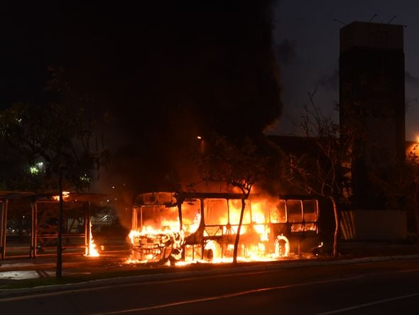 Bandidos colocam fogo em ônibus na Praia do Suá, Vitória. Foto: Carlos Alberto Silva por Carlos Alberto Silva