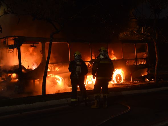 Bandidos colocam fogo em ônibus na Praia do Suá, Vitória.. Foto: Carlos Alberto Silva por Carlos Alberto Silva