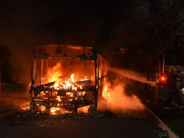 Bandidos colocam fogo em ônibus na Praia do Suá, Vitória. . Foto: Carlos Alberto Silva por Carlos Alberto Silva