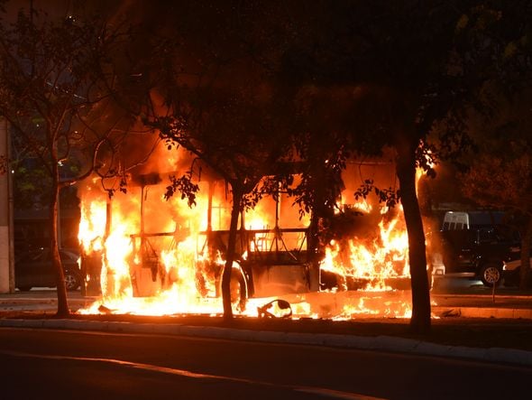 Bandidos colocam fogo em ônibus na Praia do Suá, Vitória. Foto: Carlos Alberto Silva por Carlos Alberto Silva