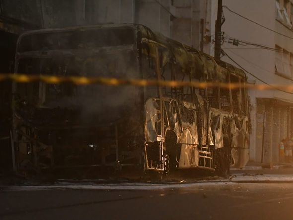 Ônibus incendiado no Centro de Vitória. Foto: Fernando Madeira  por Fernando Madeira