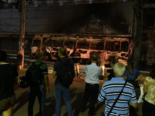 Ônibus incendiado no Centro de Vitória. Foto: Fernando Madeira  por Fernando Madeira