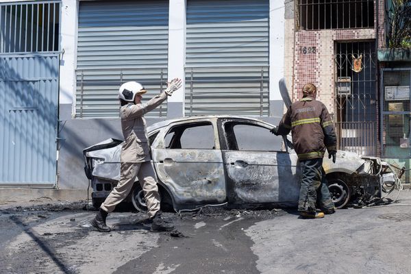 Bombeiros e policiais militares atendem ocorrência no bairro Bonfim após criminosso incendiarem um carro de reportagem da TV Tribuna