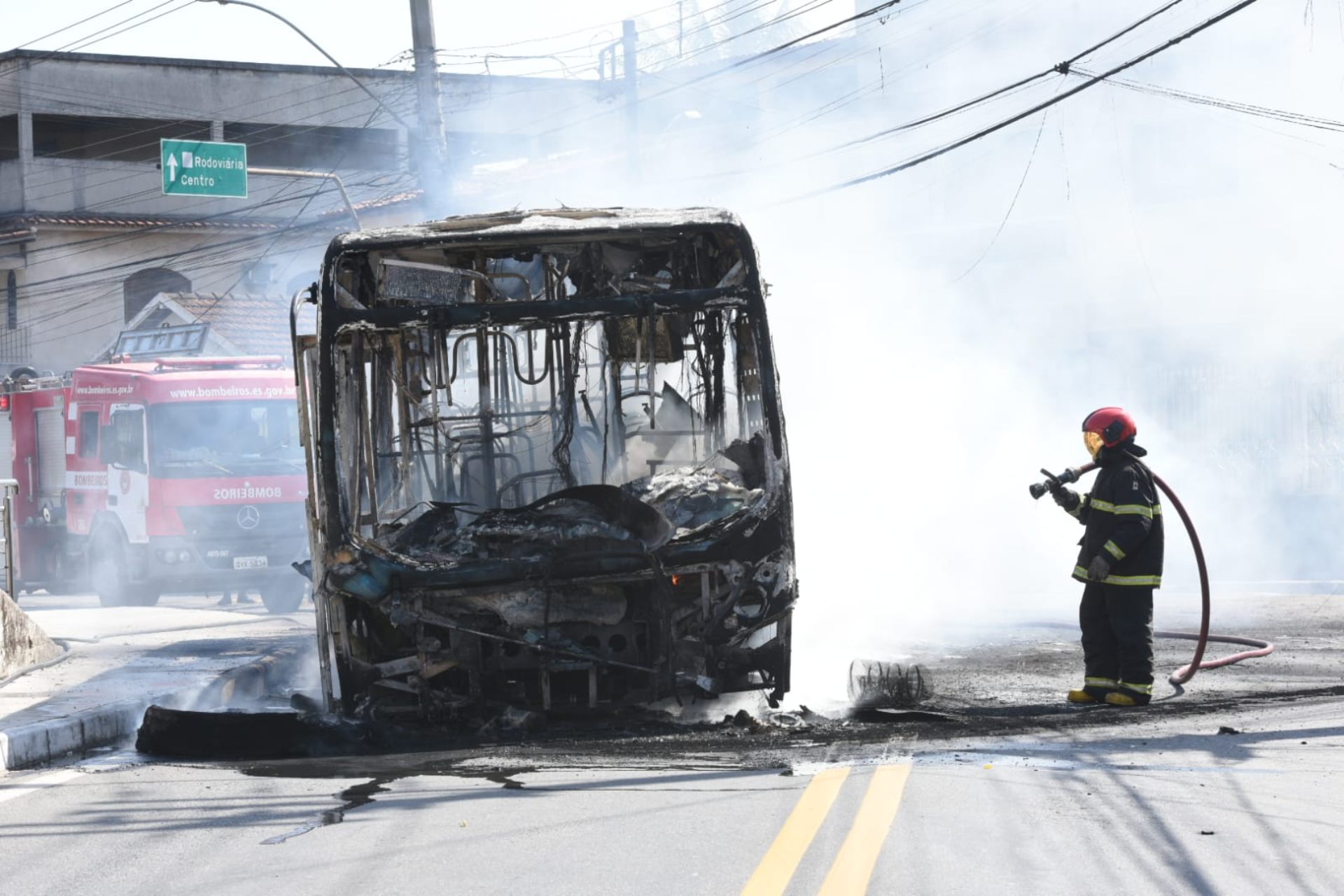 Em mais um ataque, criminosos ateiam fogo em um ônibus no bairro Santo Antônio, em Vitória. Foto: Carlos Alberto Silva