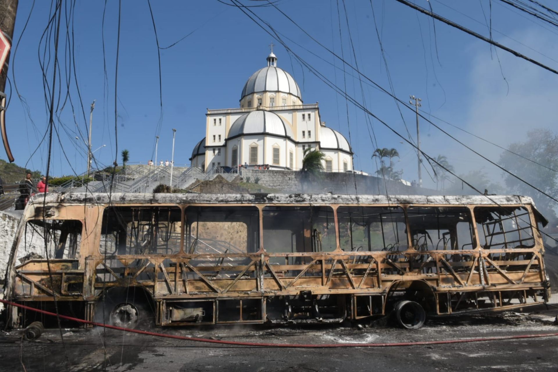 Ônibus ficou completamente destruído após ataque de criminosos . Foto: Carlos Alberto Silva