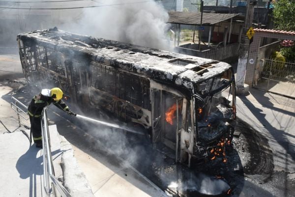 Trabalho do Corpo de Bombeiros para conter incêndio em ônibus no bairro Santo Antônio, em Vitória. Foto: Carlos Alberto Silva por Carlos Alberto Silva
