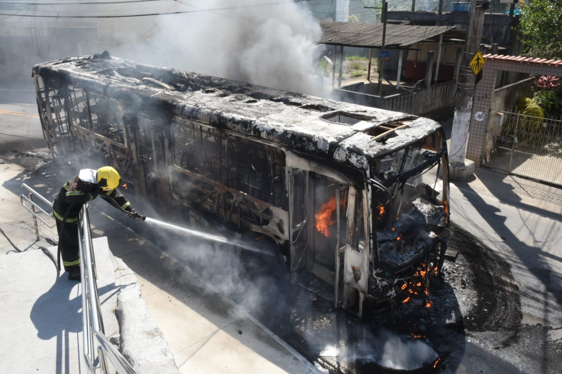 Trabalho do Corpo de Bombeiros para conter incêndio em ônibus no bairro Santo Antônio, em Vitória. Foto: Carlos Alberto Silva