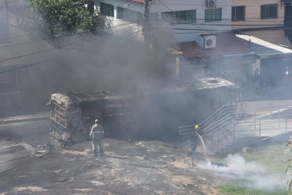 Trabalho do Corpo de Bombeiros para conter incêndio em ônibus no bairro Santo Antônio, em Vitória. Foto: Carlos Alberto Silva por Carlos Alberto Silva