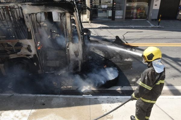 Trabalho do Corpo de Bombeiros para conter incêndio em ônibus no bairro Santo Antônio, em Vitória. Foto: Carlos Alberto Silva por Carlos Alberto Silva
