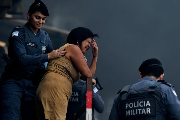 Policial consola moradora . Foto: Fernando Madeira por Fernando Madeira