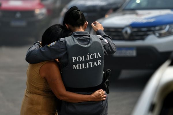 Policial consola moradora . Foto: Fernando Madeira por Fernando Madeira