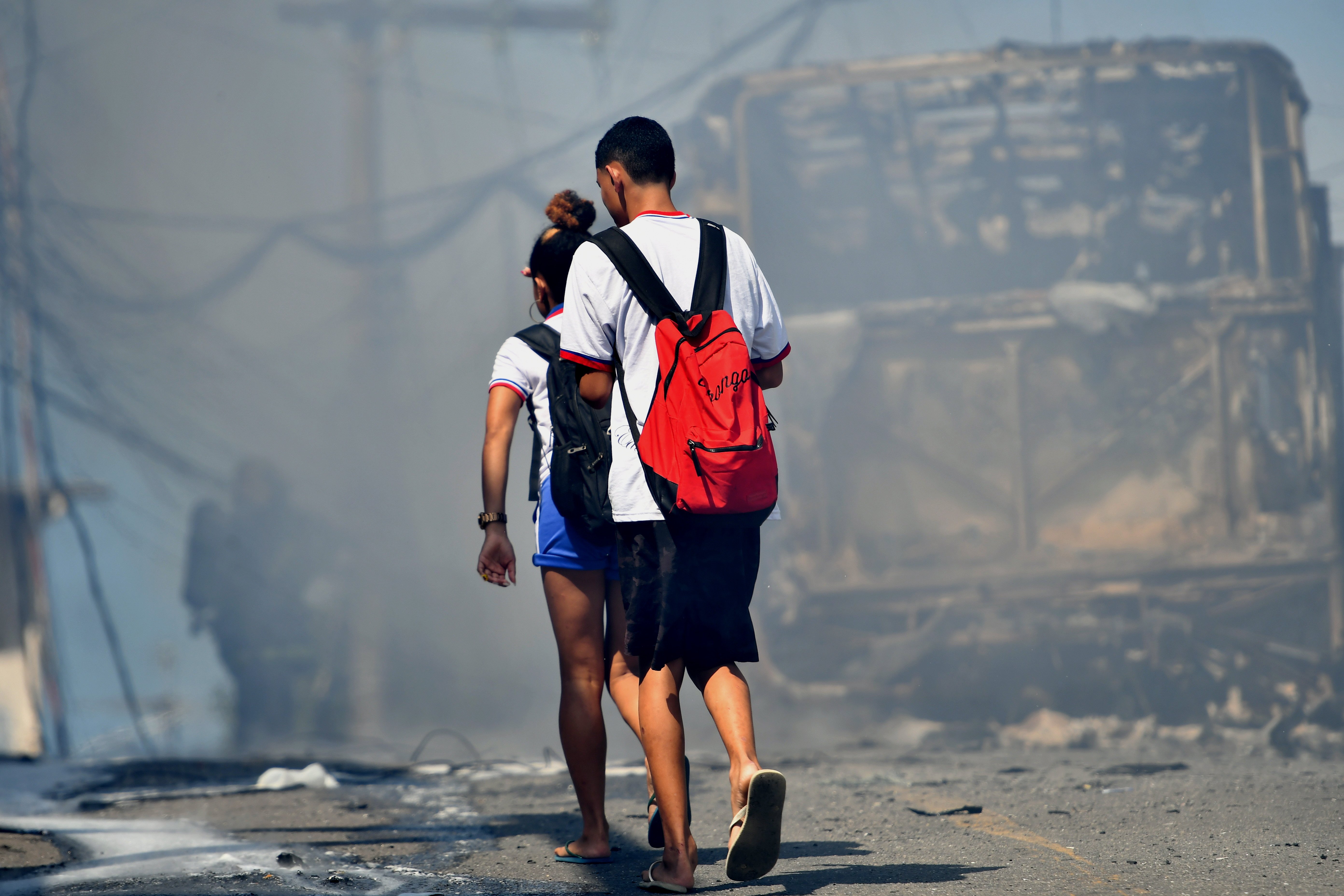 Moradores deixam o local onde ônibus foi incendiado. Foto: Fernando Madeira 