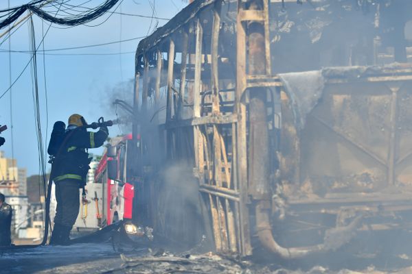 Ônibus incendiado no bairro Consolação. Foto: Fernando Madeira por Fernando Madeira