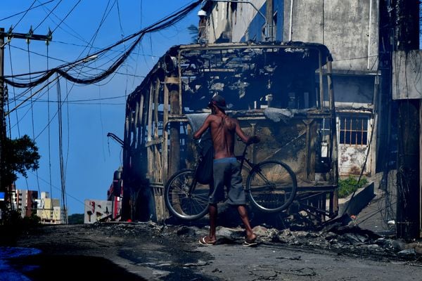 Criminosos incendiaram um ônibus no bairro Consolação