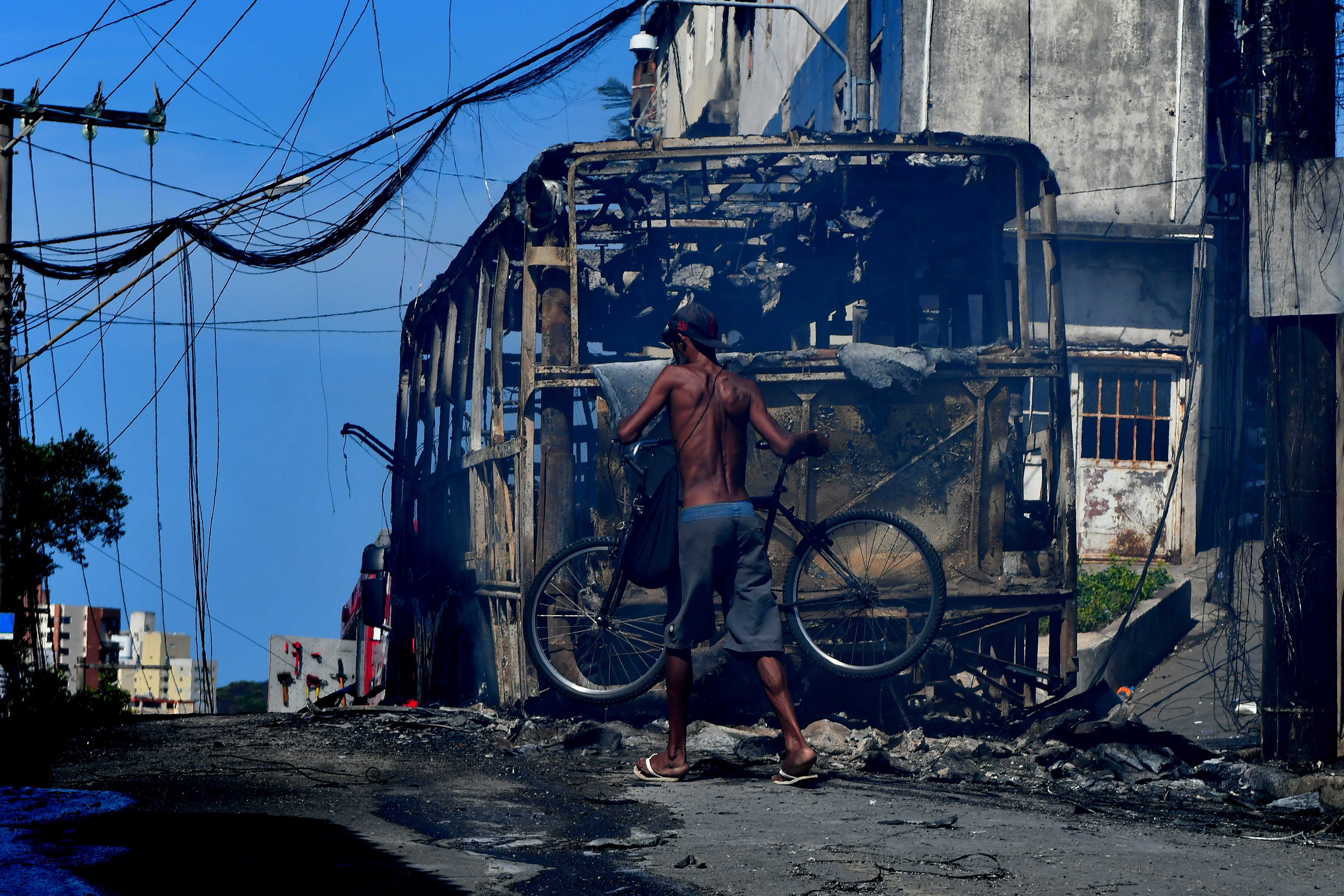 Ônibus incendiado no bairro Consolação. Foto: Fernando Madeira