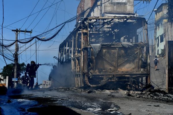 Criminosos incendiaram um ônibus no bairro Consolação
