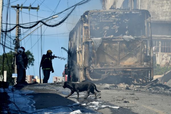 Trabalho do Corpo de Bombeiros para conter incêndio em Consolação. Foto: Fernando Madeira por Fernando Madeira