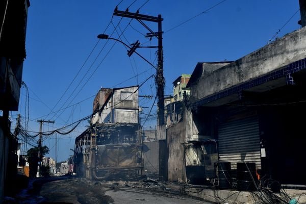 Criminosos incendiaram um ônibus no bairro Consolação. Foto: Fernando Madeira por Fernando Madeira