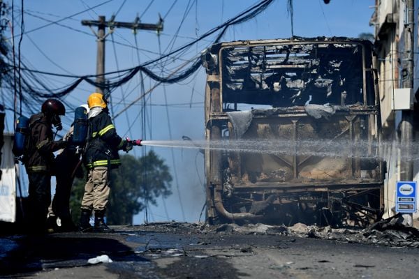 Trabalho do Corpo de Bombeiros para conter incêndio em ônibus no bairro Santo Antônio, em Vitória. Foto: Carlos Alberto Silva por Fernando Madeira