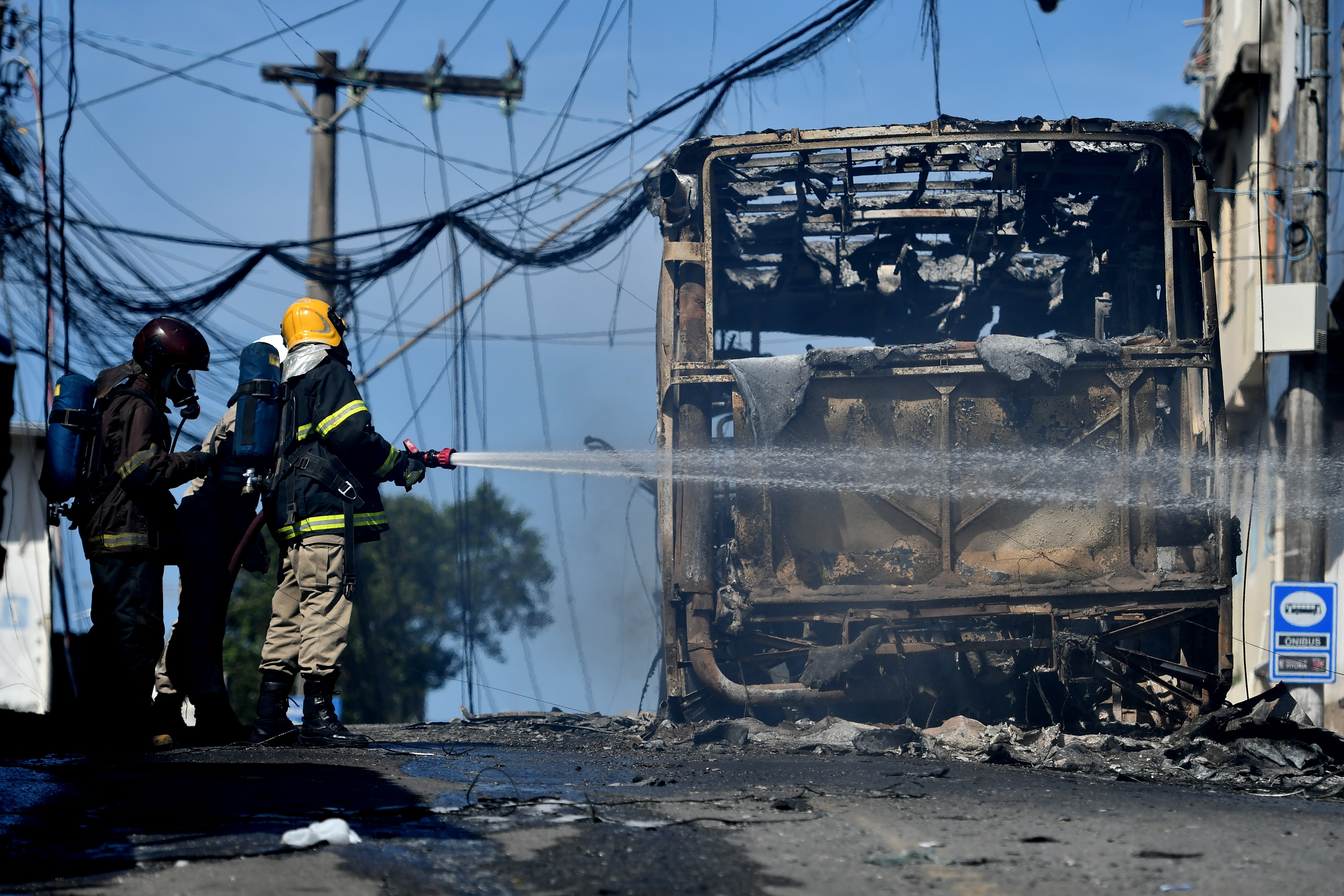 Trabalho do Corpo de Bombeiros para conter incêndio em ônibus no bairro Santo Antônio, em Vitória. Foto: Carlos Alberto Silva