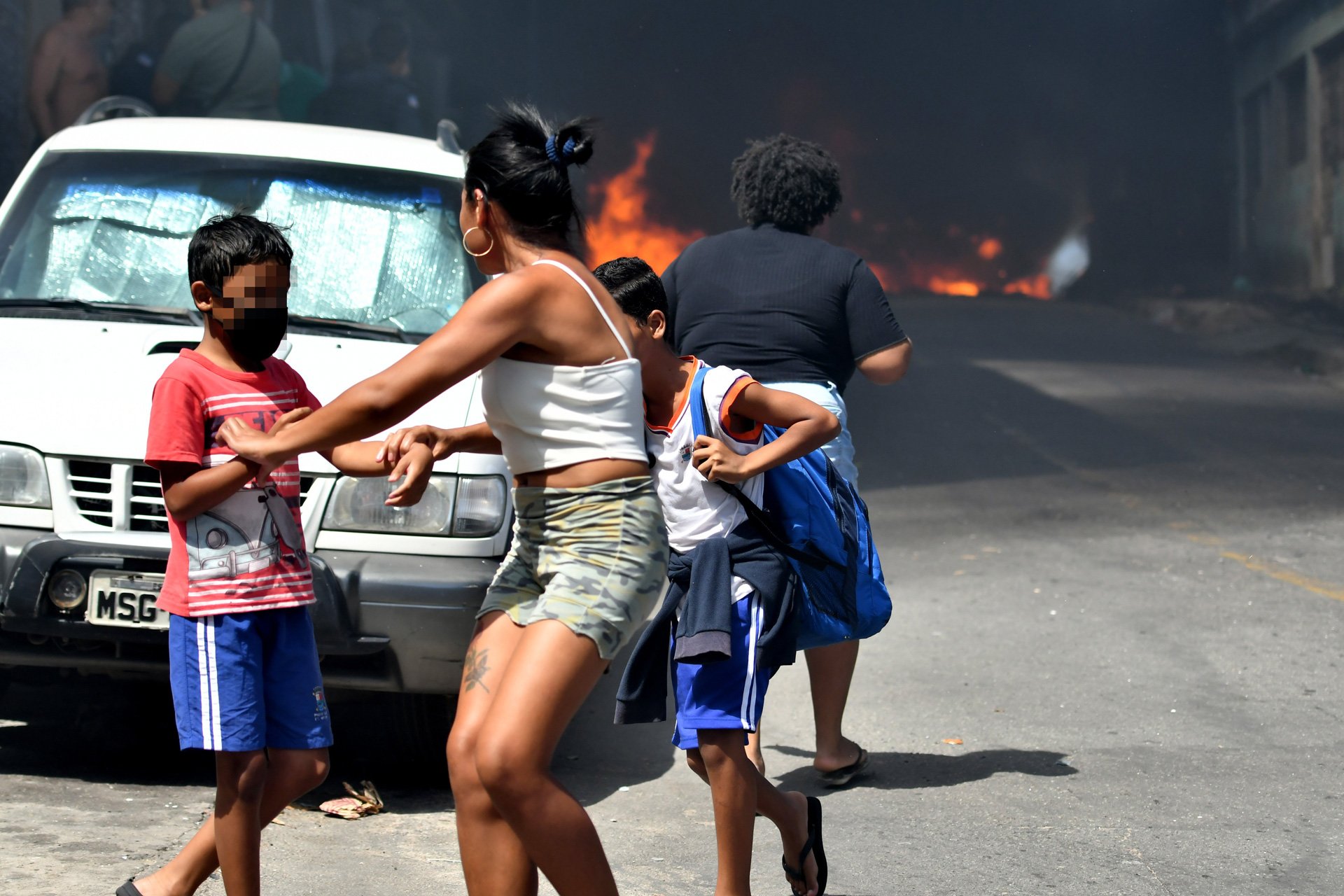 Moradores se afastam do local das chamas. Foto: Fernando Madeira