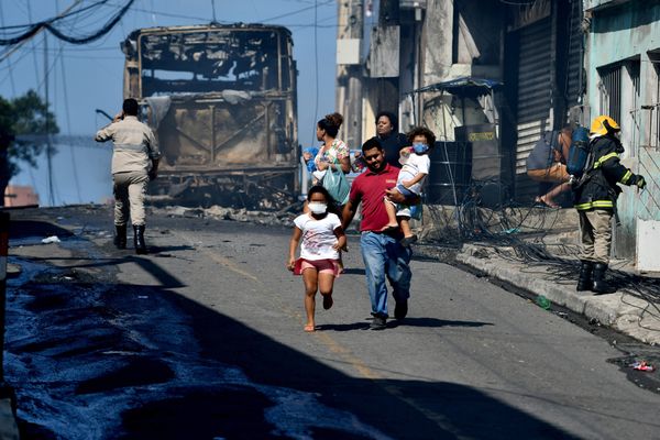 Moradores se afastam do local das chamas. Foto: Fernando Madeira por Fernando Madeira