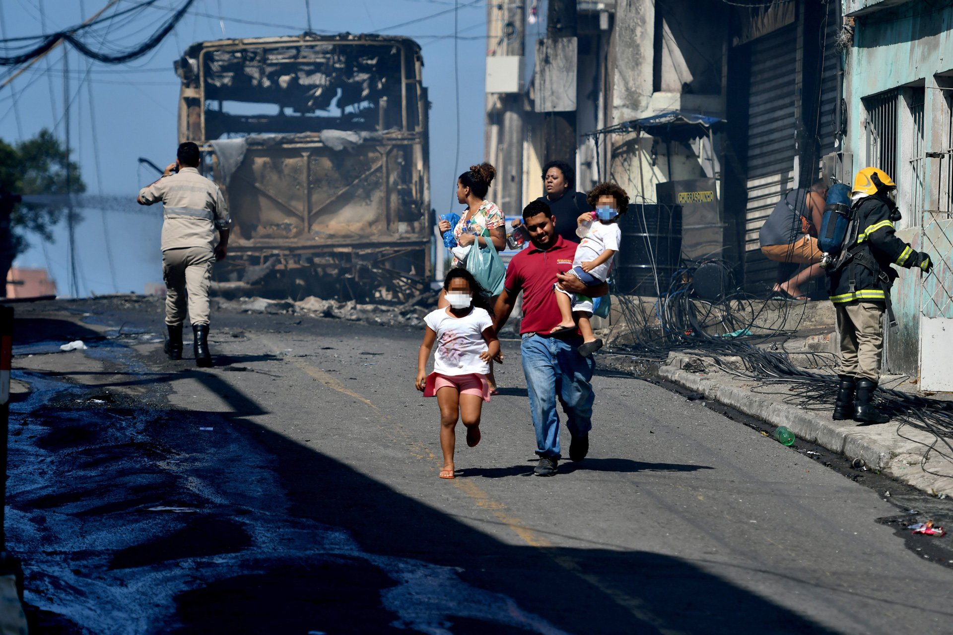 Moradores se afastam do local das chamas. Foto: Fernando Madeira