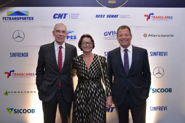 Eulália e Decio Chieppe prestigiaram a noite de entrega do Prêmio Destaque 2022 e foram recepcionados no evento pelo presidente da Fetransportes, Renan Chieppe