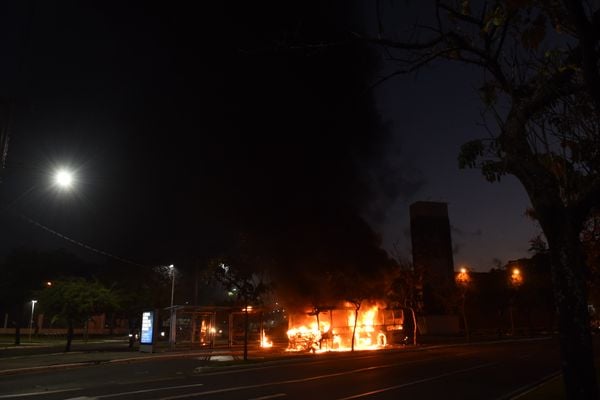 Bandidos colocam fogo em ônibus na Praia do Suá, Vitória. Foto: Carlos Alberto Silva por Carlos Alberto Silva