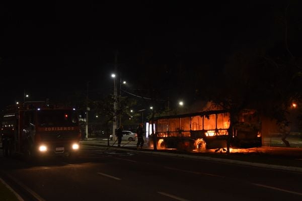 Bandidos colocam fogo em ônibus na Praia do Suá, Vitória. Foto: Carlos Alberto Silva por Carlos Alberto Silva