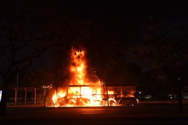 Bandidos colocam fogo em ônibus na Praia do Suá, Vitória. Foto: Carlos Alberto Silva por Carlos Alberto Silva