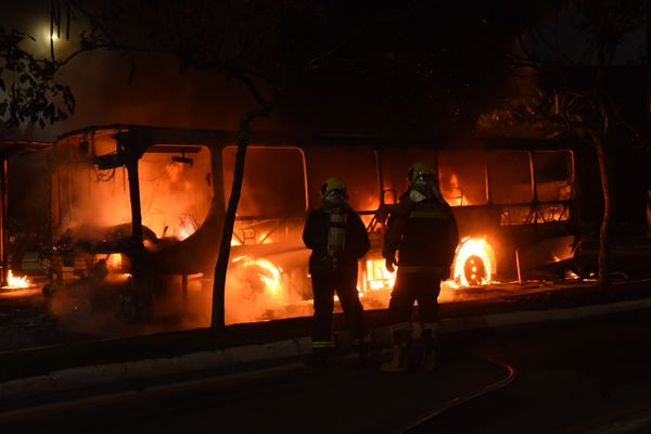 Bandidos colocam fogo em ônibus na Praia do Suá, Vitória.. Foto: Carlos Alberto Silva por Carlos Alberto Silva