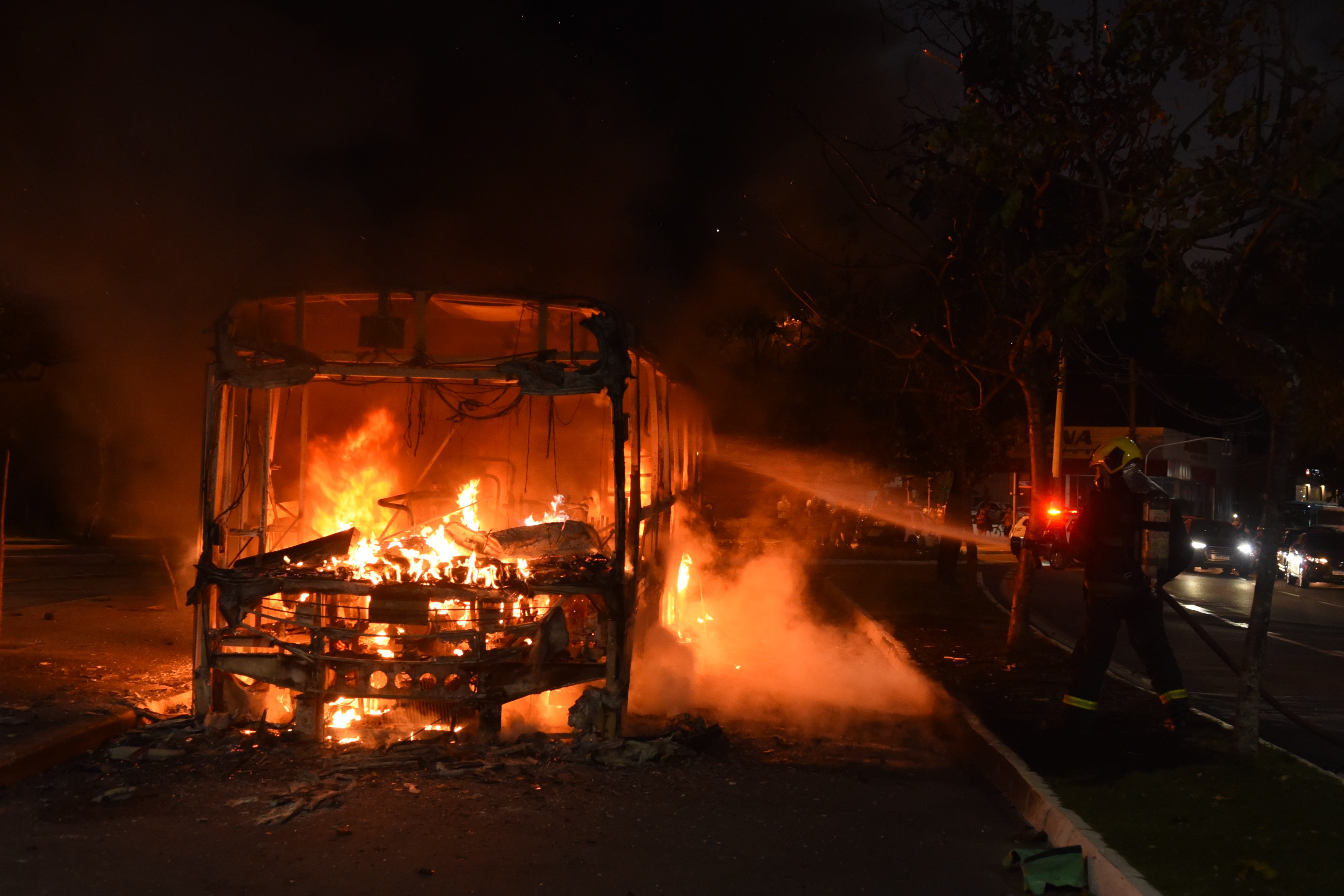Bandidos colocam fogo em ônibus na Praia do Suá, Vitória. . Foto: Carlos Alberto Silva