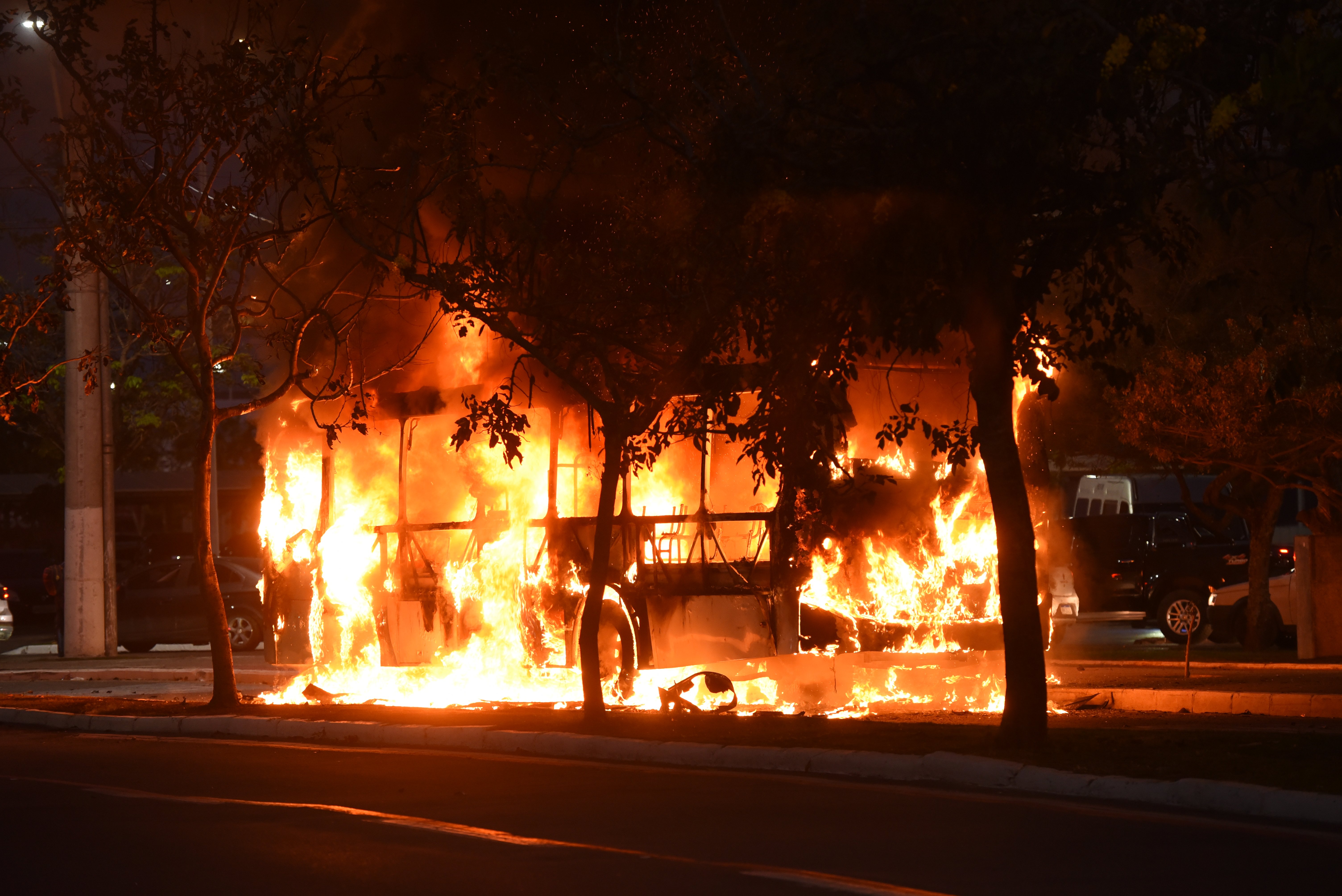 Bandidos colocam fogo em ônibus na Praia do Suá, Vitória. Foto: Carlos Alberto Silva