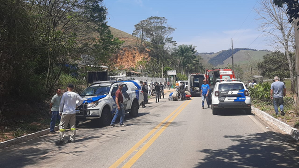 Motociclista ultrapassa caminhão e colide em viatura da PM em Alegre